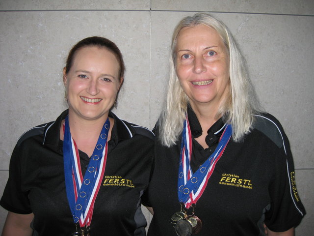 Sandra Pollhammer und Brigitta Mahr mit ihren gewonnenen Medaillen. | Foto: Europajugend Gleisdorf