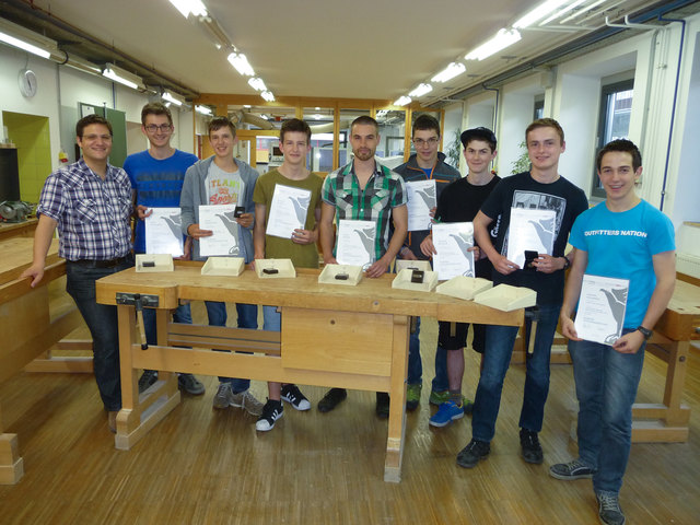 Tischlermeister Friedrich Wieser mit den Qualifizierten des 1. Lehrjahres: David Wilhelmer, Marcel Wurnitsch, Dominik Schett, Florian Moser, Andreas Schett, Johannes Bstieler, Andreas Jestl und Johannes Tscharnig (v.l.) | Foto: TFBS Lienz/Anton Holzer