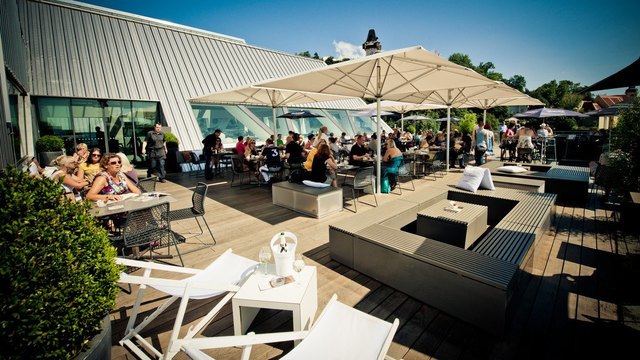 Ein Fixpunkt: Touristen wie Einheimische genießen vom Kastner-Dach die Aussicht auf das Grazer Zentrum mit Metropolenfeeling. | Foto: Freiblick by Eckstein/Robert Hold