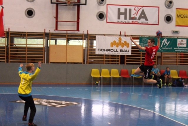 Benni Berger erzielt mit Sprungwurf ein Tor für die U 13 des WAT Fünfhaus bei den Staatsmeisterschaften in Krems