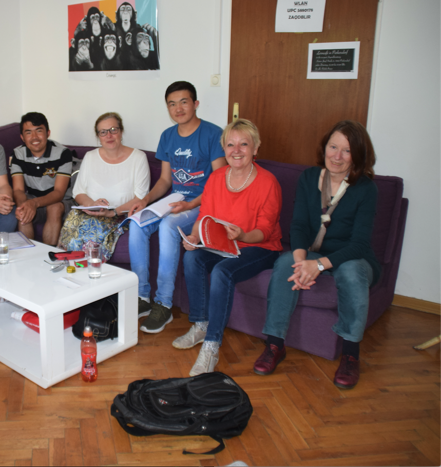 Amin Alibakhshi, Eva Bastirsch, Najib Ullah Mohammadi, Eva Richlik und Greta Aschermann im Lerncafé im Jugendtreff.