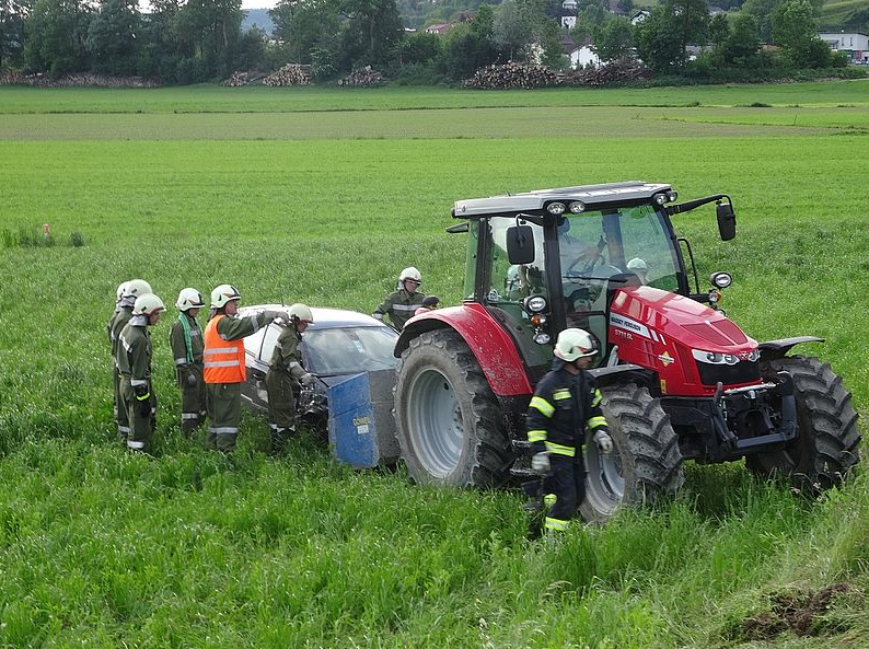 Die Feuerwehren Saxen und Reitberg bei der Fahrzeugbergung.