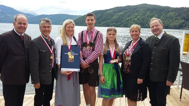 Obmann Anton Heritzer, Direktor DI Alfred Hanser, Barbara Suntinger, Christoph Poppeller, Claudia Berger, Petra Moser und Kostleiter Eduard Hauß (v.l.) | Foto: LLA Lienz