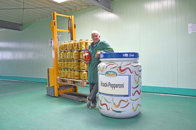 Heinz Zimmermann  exportiert rund zehn Prozent seiner sauren Snacks in andere Länder, sogar bis nach Hongkong | Foto: Polzer
