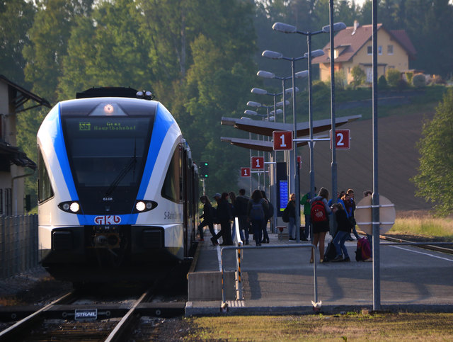 Ein Zug der Graz-Köflacher Bahnen kollidierte mit einem Mistkübel. | Foto: GKB
