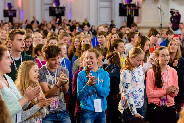 Begeisterte Jugendliche im Dom                                   
                                                                                               
© 2016 Peter Goda - www.loretto.at