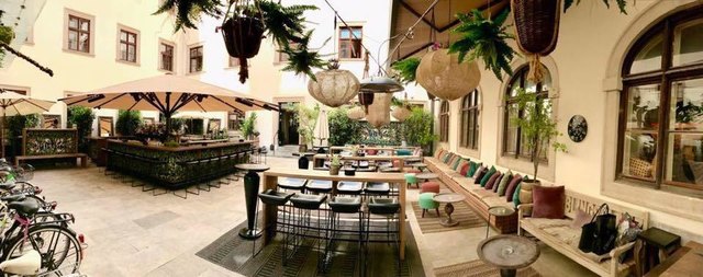 Die erste Open Air-Cocktailbar in Graz: Im geschützten Landhauskeller-Innenhof wird der After-Work-Treff schnell zur Partynacht. | Foto: Aiola