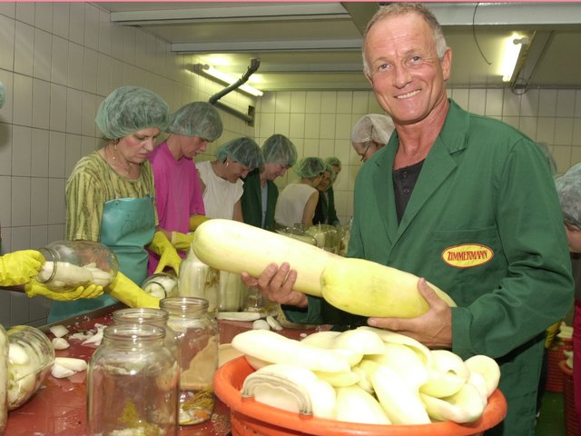 Rund 1.000 Tonnen Rohgemüse wie hier diese Senfgurken verarbeitet Heinz Zimmermann allein über die Sommermonate | Foto: KK/Zimmermann