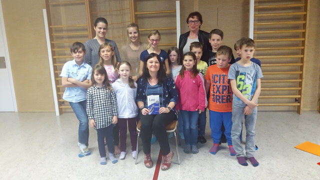 Klassenlehrerinnen Secheli Diana, Freidl Tina, Direktorin OSR Pechmann Gertrude, Autorin Eva Haring-Kappel.