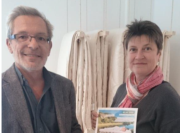 Manfred Kasper übergibt Brigitte Kogler den Hauptpreis.