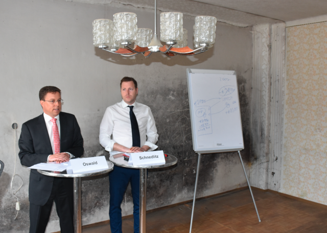 Gerald Oswald (l.) und Michael Schnedlitz bei einer Pressekonferenz in einem abgesandelten Gemeindebau.