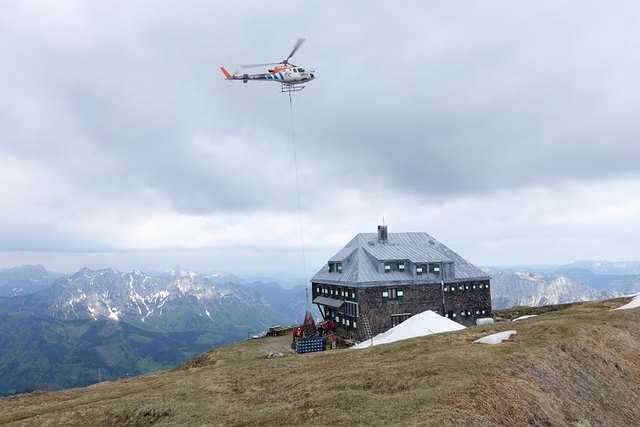 In nur wenigen Stunden wurden knapp 30 Tonnen Material auf den Reichenstein geflogen. | Foto: Bergrettung Vordernberg