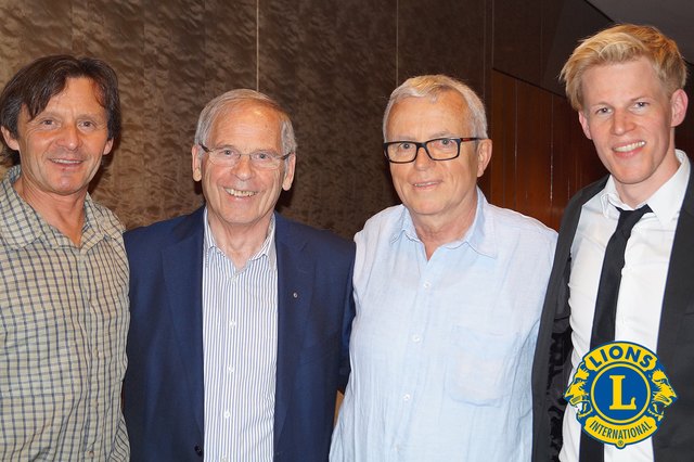 Die Künstler Luis aus Südtirol (links) und Lukas Schmied (rechts) beim Lions Club Wattens | Foto: Christa Gangl