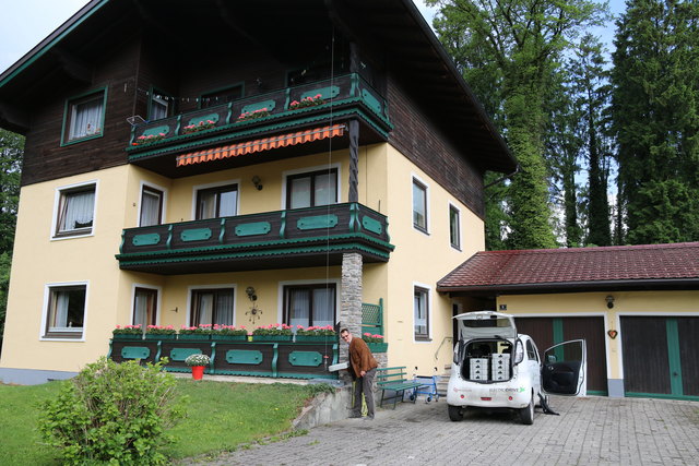Manchmal wird das Essen auch an ungewöhnlichen Plätzen abgegeben - etwa in diesem selbstgebauten "Lift". Dieser führt an der rechten Hausfassade entlang zum obersten Balkon.