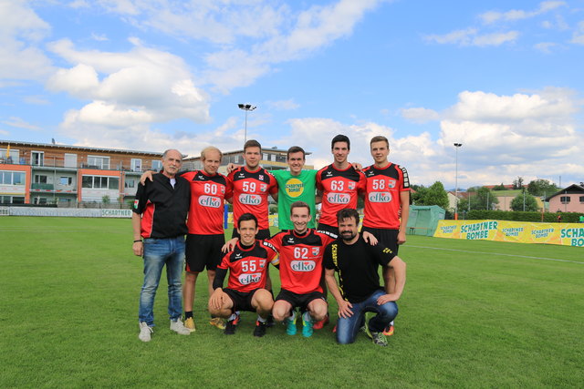 Die Mannschaft des ASKÖ Seekirchen: Gerhard Strasser (ganz links) und Trainer Joachim Huthmann (rechts unten) mit den Spielern.