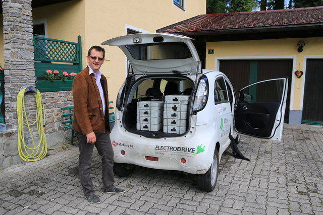 Das Essen wird mit dem E-Auto der Gemeinde Anif ausgeliefert.