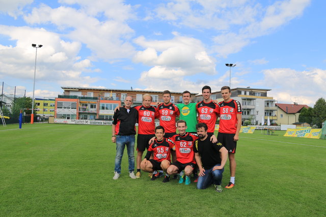 Die Mannschaft des ASKÖ Seekirchen: Gerhard Strasser (ganz links) und Trainer Joachim Huthmann (rechts unten) mit den Spielern.