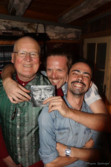 Wilfried mit seiner neuen CD "Gut Lack", die er mit seinem Sohn Hanibal Scheutz und Carlos Barreto-Nespoli, unter anderem Bassist in Wilfrieds Band, produzierte. | Foto: Regine Spielvogel