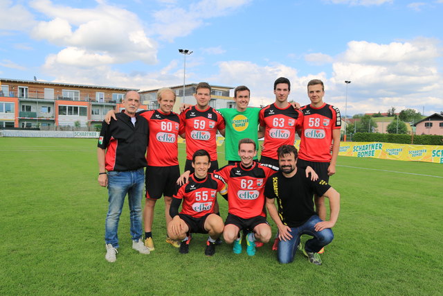 Die Mannschaft des ASKÖ Seekirchen: Gerhard Strasser (ganz links) und Trainer Joachim Huthmann (rechts unten) mit den Spielern.