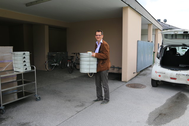 Hier ist Muskelkraft gefragt - die leeren Boxen werden wieder ins Seniorenheim gebracht.