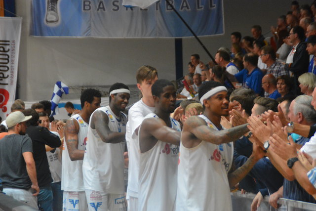 Nach dem Spiel gab es das traditionelle Abklatschen mit den Fans.