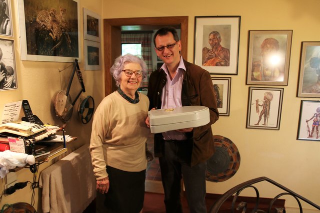 Anton Wallinger mit Ljiljana Springer - die betagte Dame kennt "Toni" schon seit dieser noch ein Kind war.