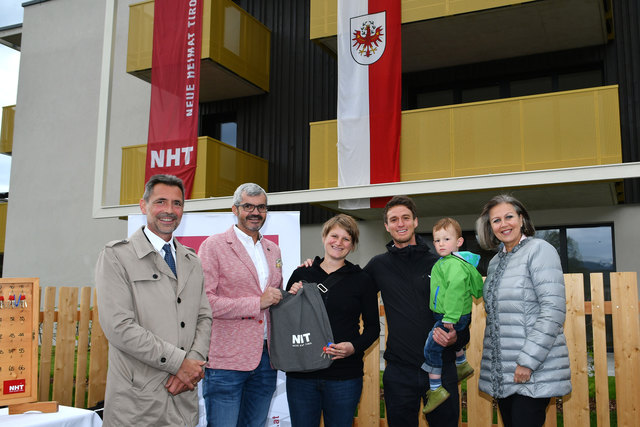 Feierliche Wohnungsübergabe in Seefeld: Eva Winkler und Alex Eder mit Jakob freuen sich gemeinsam mit NHT-Geschäftsbereichsleiter Engelbert Spiß, Bürgermeister Werner Frießer und Landesrätin Patrizia Zoller-Frischauf über das neue Zuhause. | Foto: NHT/Vandory