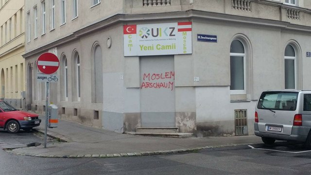 Rassistisch Beschmiert: der Gebetsraum in der Staudgasse. | Foto: Marco Van Jura