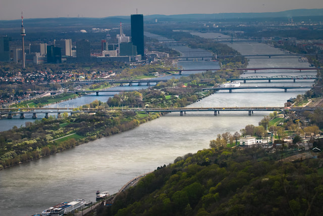 Über die Nordbrücke (vorne im Bild) wird die Donauufer Autobahn zur Nussdorfer Lände geführt. | Foto: Barbora Vavro Gruber