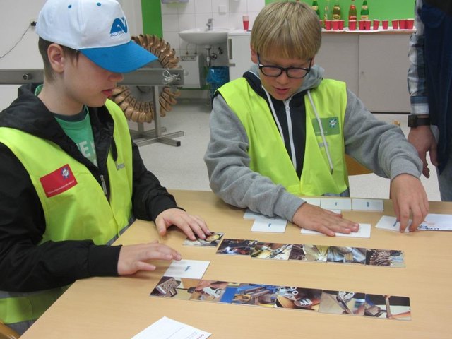 Die Volksschüler arbeitete im Labor an einem Werkzeug-Memory. | Foto: KK