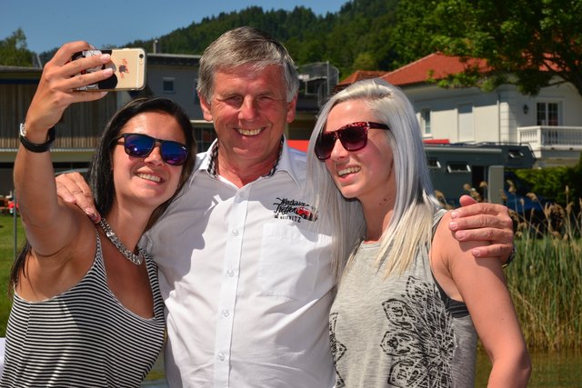 ￼Einige der "Tuning Ladies" nutzten die Teilnahme des Bürgermeisters gleich für ein Selfie | Foto: Franz Habich