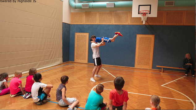 Tanztraining für die Volksschüler in St. Barbara.