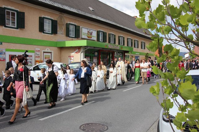 Die Firmlinge und ihre Firmpaten auf dem Weg zur Pfarrkirche | Foto: KK