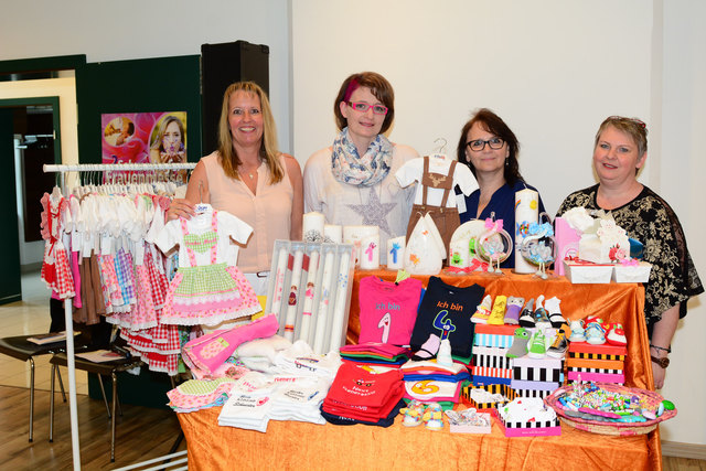Gemeindderätin Brigitte Richter, Martina Stiegler mit ihrem Stand von „Kleiner Sonnenschein“ , Gemeinderätin Dagmar Happel und Gemeinderätin Eveline Prokop | Foto: Käfer