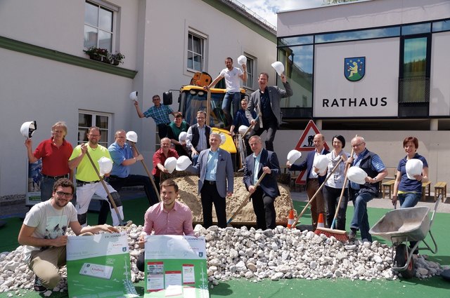 Es ist "angebaggert": Vertreter der Gemeinde und der Wirtschaft luden anlässlich des Baubeginns zu einer Pressekonferenz. Seit dieser Woche wird auf der L118 gearbeitet. | Foto: Koidl