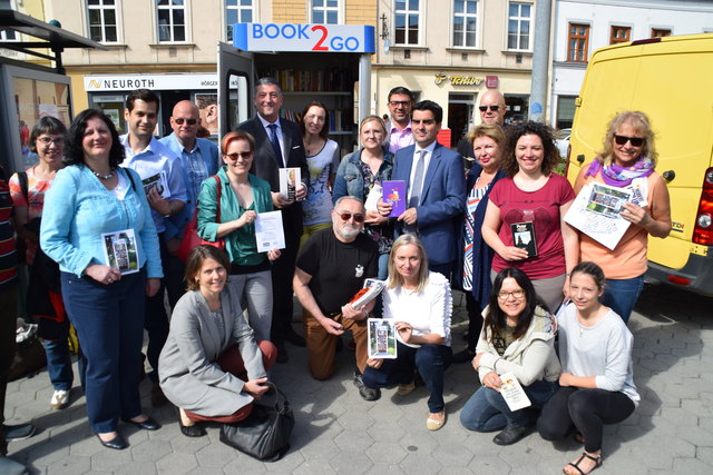 Große Freude bei der Eröffnung von "Book2Go" am Hauptplatz: Bürgermeister Christian Gepp freut sich über das große Engagement seiner Bürgerinnen und Bürger.