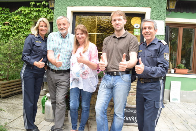 Bezirkspolizeikommandantin Sonja Fiegl, Herbert Bonka sen., Christine Strasshofer, Herbert Bonka jun., Kontrollinspektor Josef Gurschl. | Foto: Zeiler