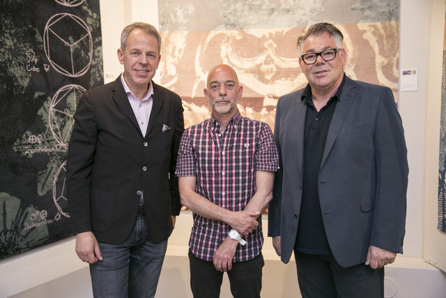 Modernes Design, traditionelles Handwerk: Harald Geba, Klaus Kempenaars und Eberhard Schrempf (v. l.) eröffneten die Ausstellung. | Foto: Prontolux