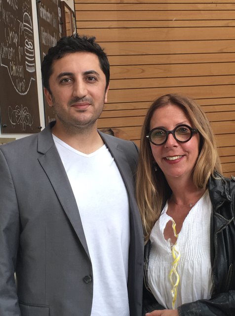 Der Grüne Bezirksspitzenkandidat Ahmet Demir mit Unterstützerin Sabine Kertess.