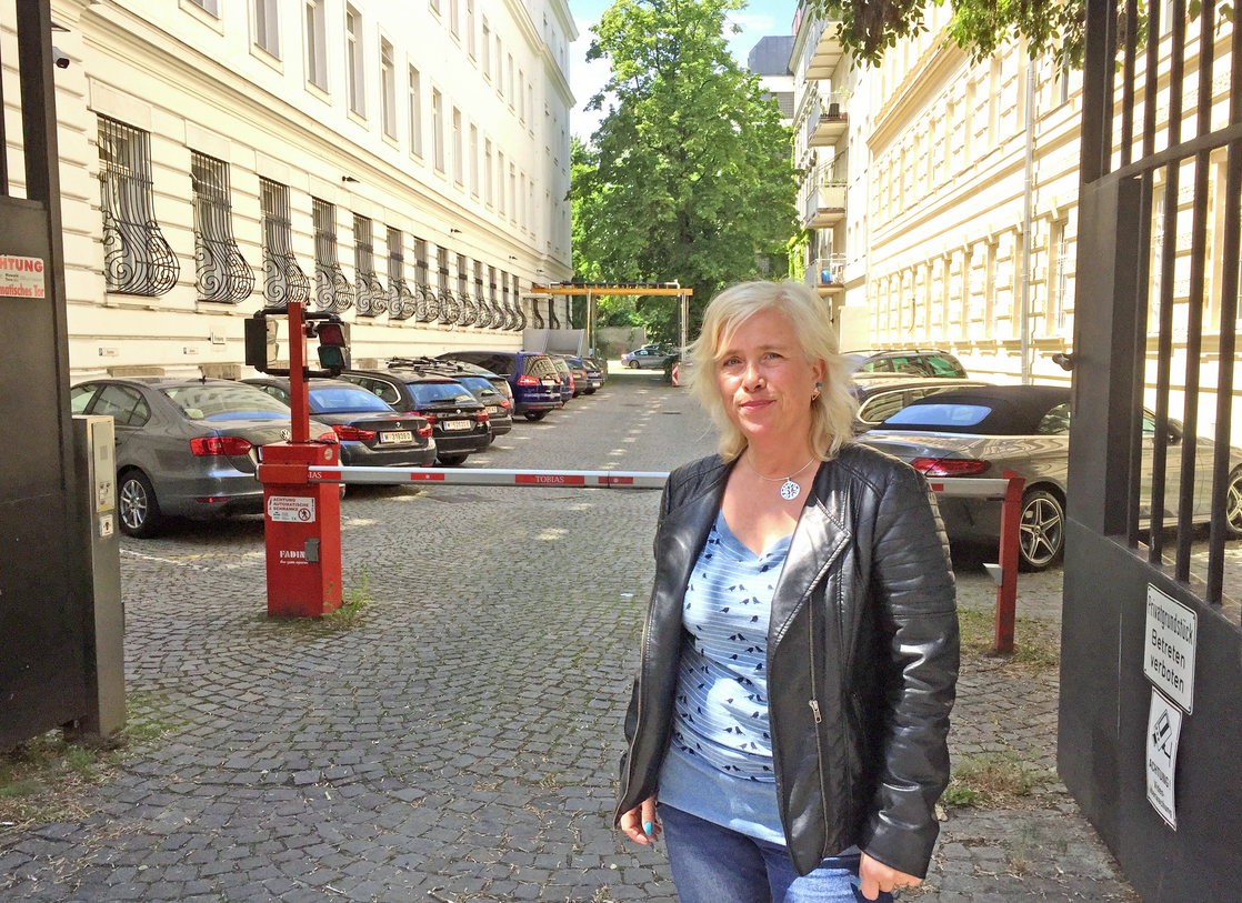 In diesem Innenhof in der Porzellangasse soll die Parkgarage der KPMG entstehen. Momo Kreutz (Grüne) will die Bäume retten.