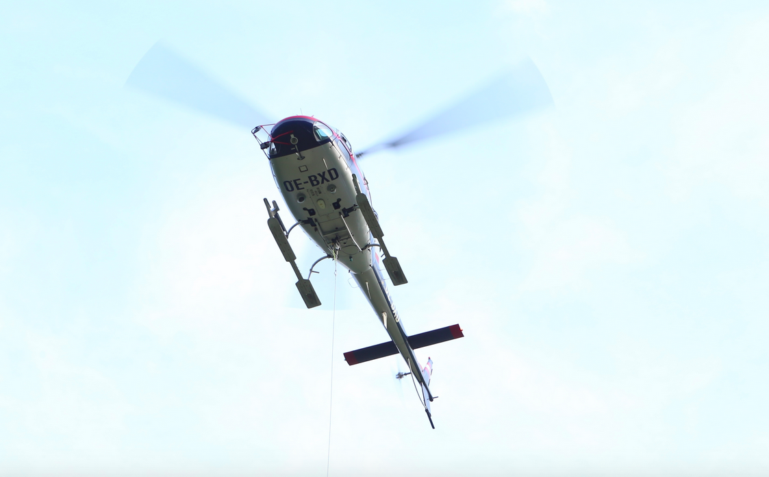 Der verletzte Mann wurde mit dem Polizeihubschrauber Libelle Salzburg und dem begleitenden Notarzt ins AKH Salzburg geflogen werden.