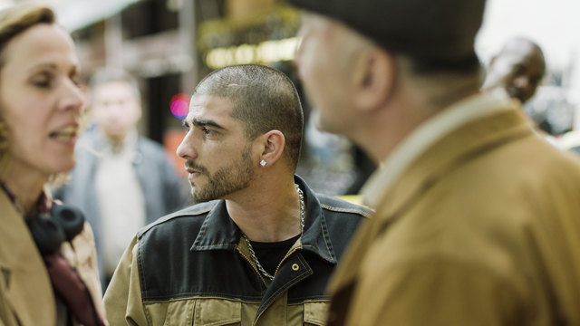 Der Film hinterfragt mit bitterbösem Humor Vorurteile gegenüber Menschen mit Migrationshintergrund.