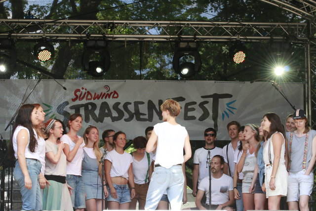 Frauenchor Im Ernst bei der Eröffnung vom Südwind Strassenfest