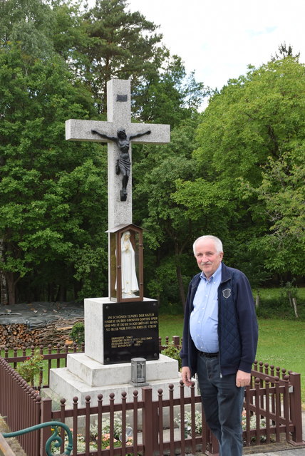 Karl Ertler vor dem Wegkreuz in den St. Michaeler Bergen.