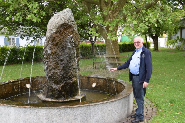 Der fröhlich sprudelnde Illés-Brunnen hat einen traurigen Hintergrund.