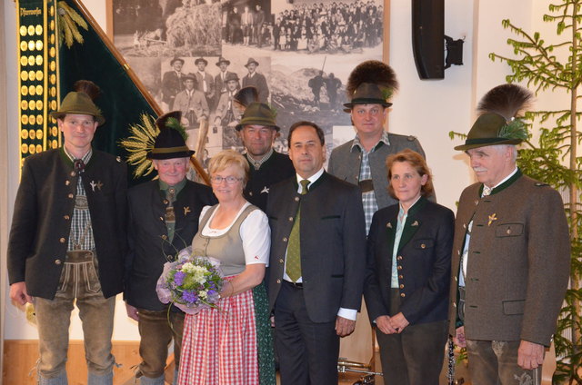 Fähnrich Thomas Gschwandtner, Fähnrich Johann  Huber und Gattin Marianne Huber, Fähnrich Sepp Schnitzhofer, Bezirksjägermeister Johann Sulzberger, Hegemeister Rupert Essl, Landesjagdrat Gabi Fidler und Hegemeister a.D. Jagdleiter Fritz Rettensteiner (v.li.).