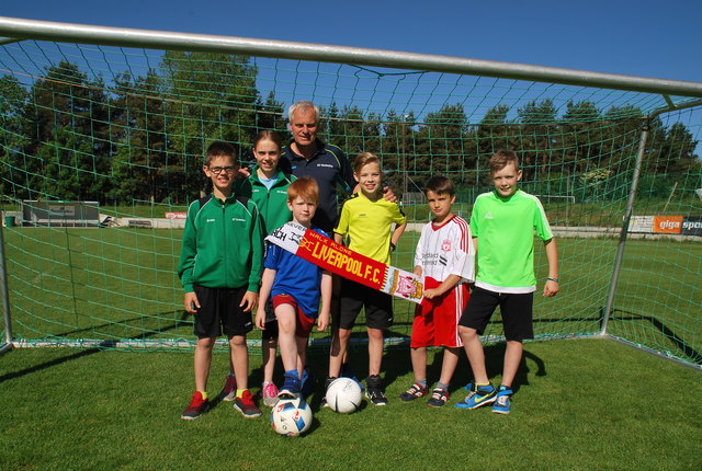 Herbert Brugger mit Kids des SV Seeboden, die sich teilweise schon zum Training angemeldet haben: Moritz und Klara Thum, Ludwig Unterlerchner, Dominik Frohnwieser, Jakob Unterlerchner, Mario Tscharnutter