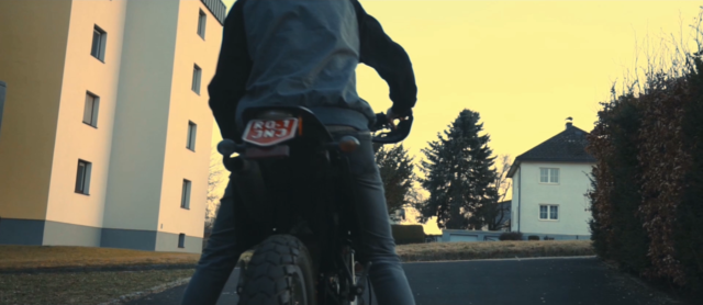 Sequenz aus Kurzfilm "Oxygen": Der Darsteller ist in einem Raum eingesperrt ist, ohne vorerst die Möglichkeit zu haben, diesen Raum zu verlassen.