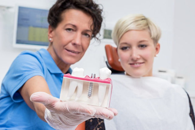 Bevor die Implantate eingesetzt werden, erfolgt eine ausführliche Beratung. | Foto: coldwaterman - Fotolia.com