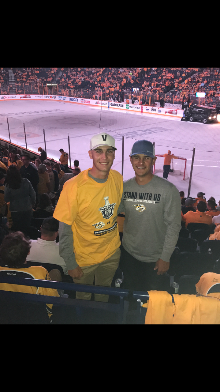Matthias Schwab (links) mit seinem Teamkollegen Michael Decker beim NHL-Spiel Nashville gegen Anaheim.